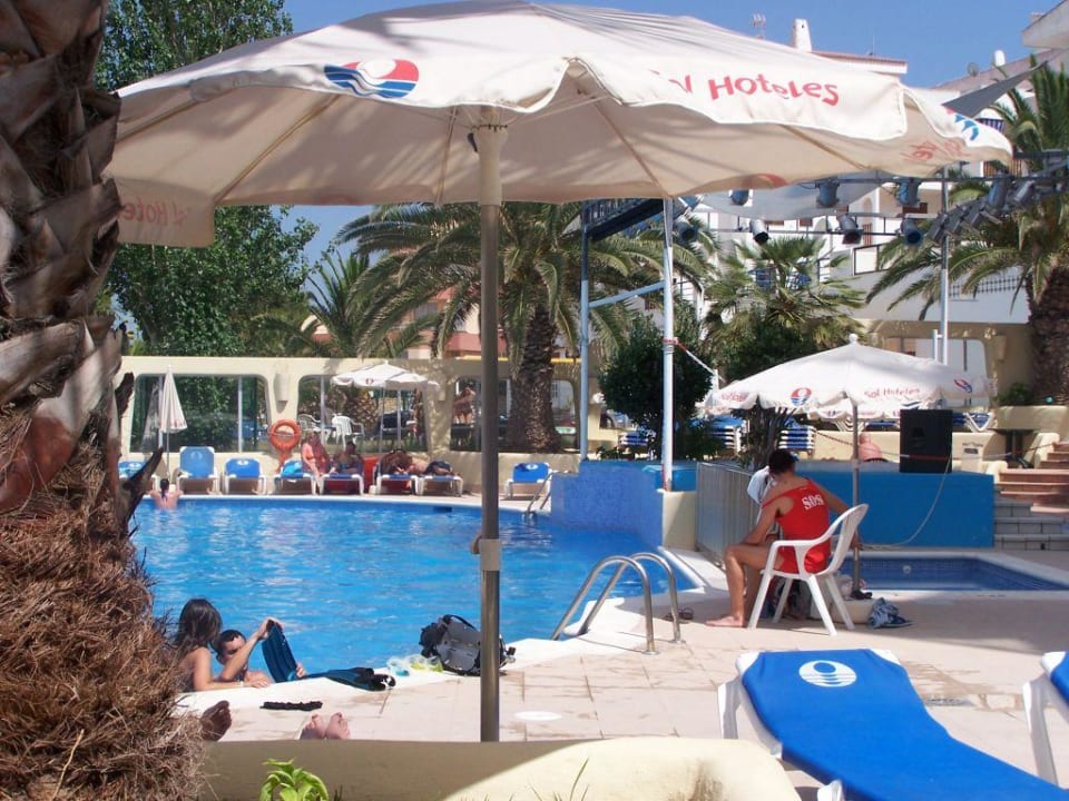 Pool Anlage mit dem SOS Mensch Innside by Meliá Ibiza