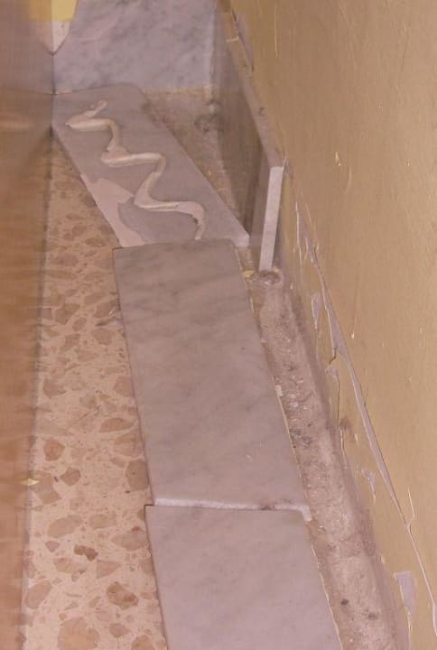 abgefallene Fliesen im Appartement db San Antonio Hotel + Spa