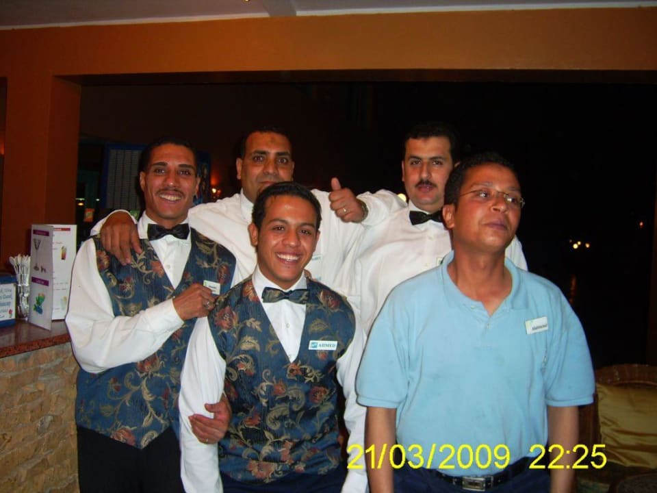 Kellner  an/auf der Terrasse Giftun Azur Resort