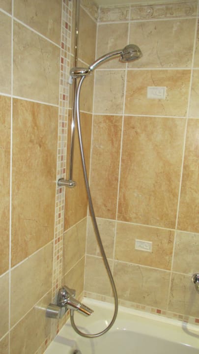 Der Duschkopf mit verstellbarem Strahl. Lindner Hotel Prague Castle, part of JdV by Hyatt