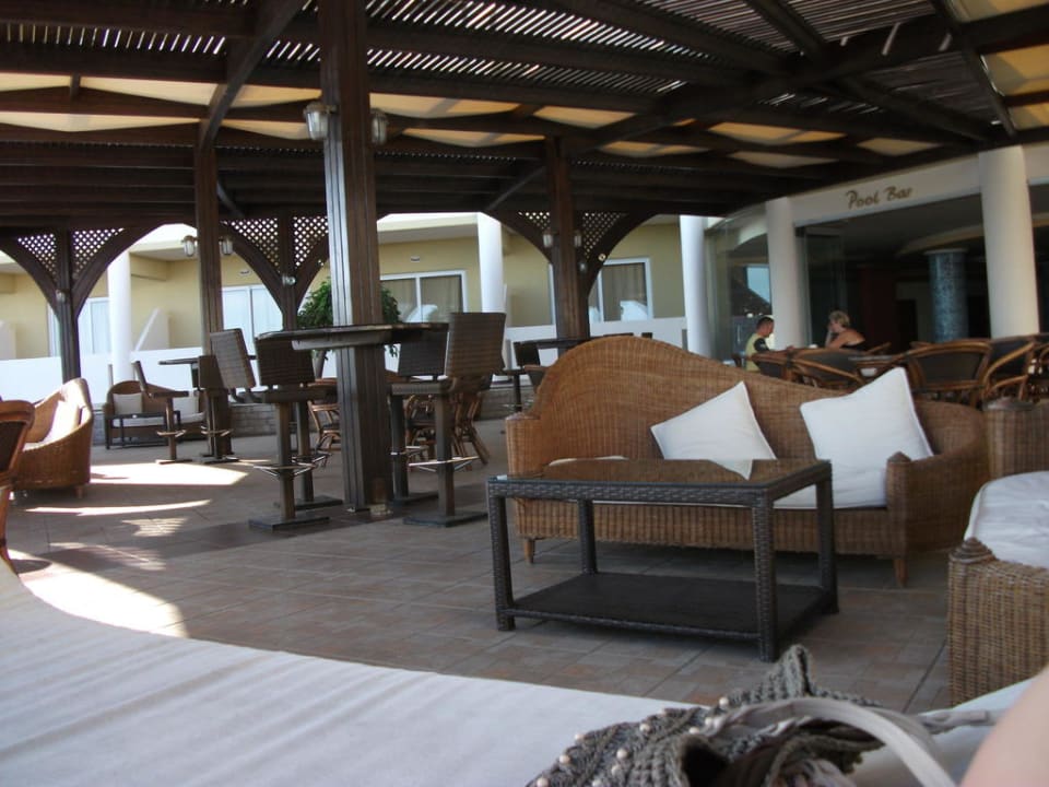 Die mit Sonnenlamellen überdachte MYTHOS Poolbar  Hotel Kalithea Mare Palace