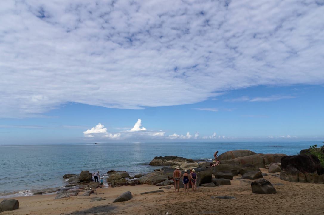 Strand vor dem Moracea Moracea by Khao Lak Resort