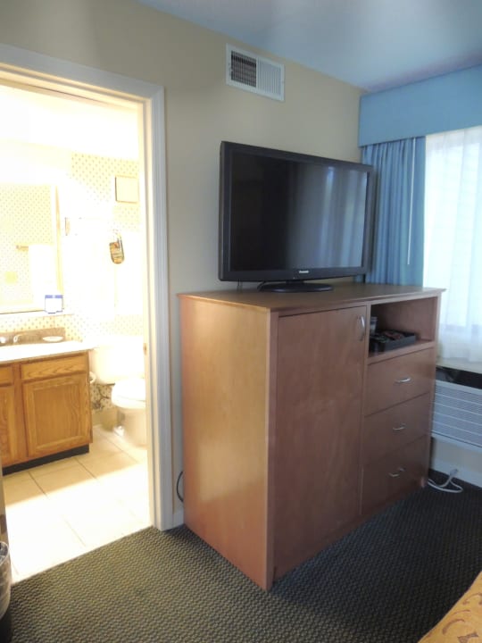 Blick vom Bett zum hinteren Fenster Best Western Inn & Suites Rutland/Killington