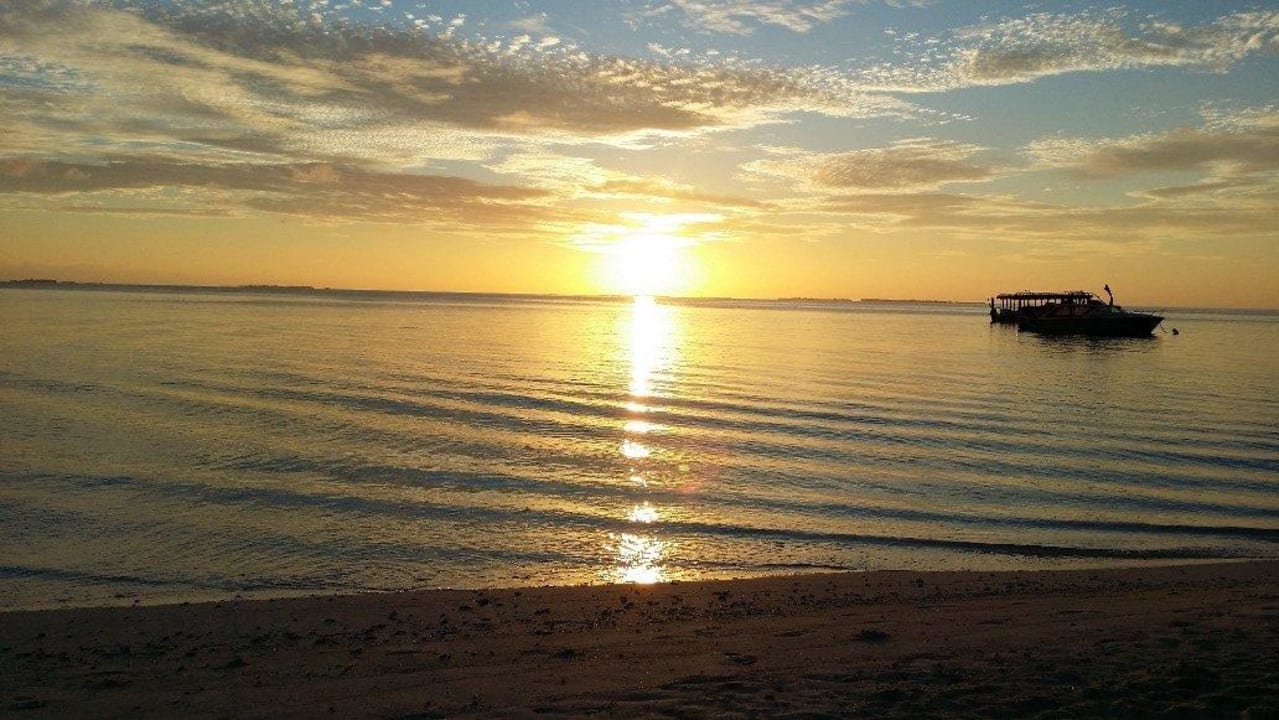 Закат Vilamendhoo Island Resort & Spa