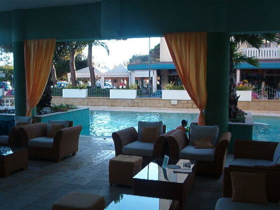 Sitzgruppen am Pool Hotel Montecarlo