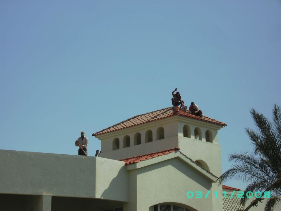 Angestellte beim Streichen der Dächer Pickalbatros Dana Beach Resort - Hurghada