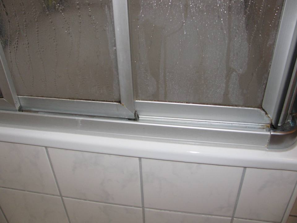 Bad - Duschkabine - Aussen - Rechts Fewo 2.5 Haus Arkonablick