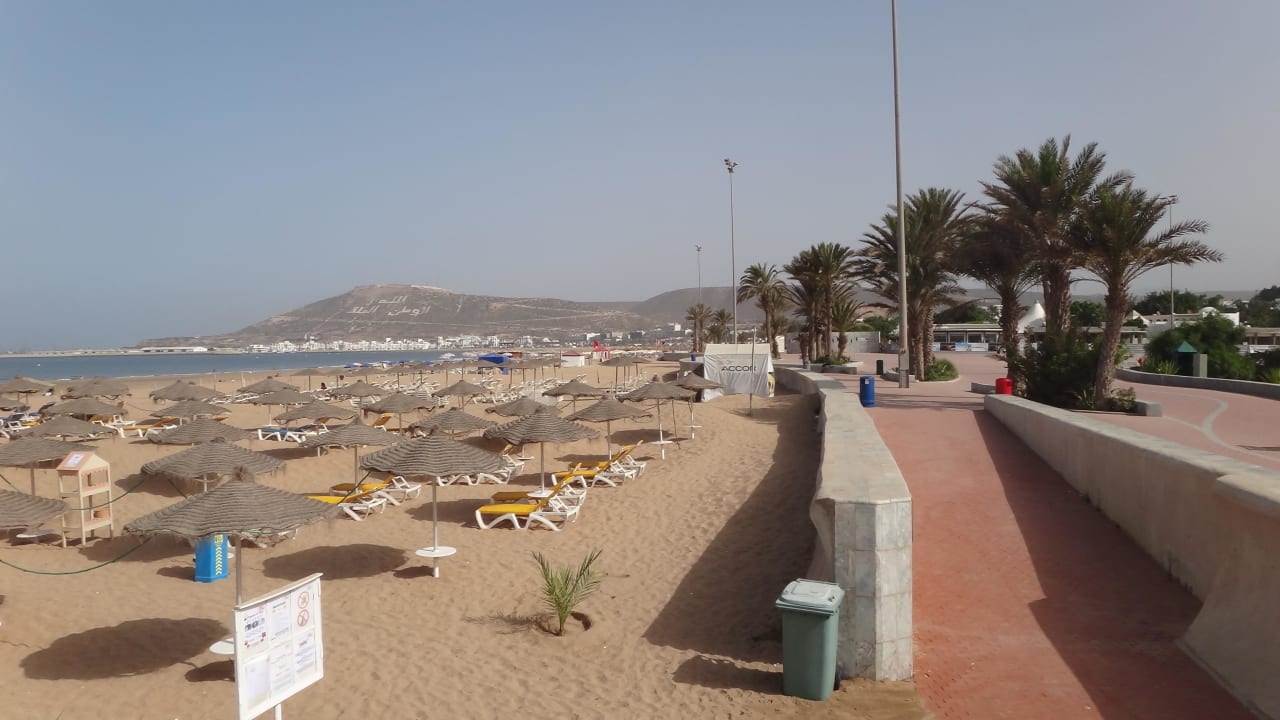 Pláž s částí pěší promenády Agadir Beach Club Hotel