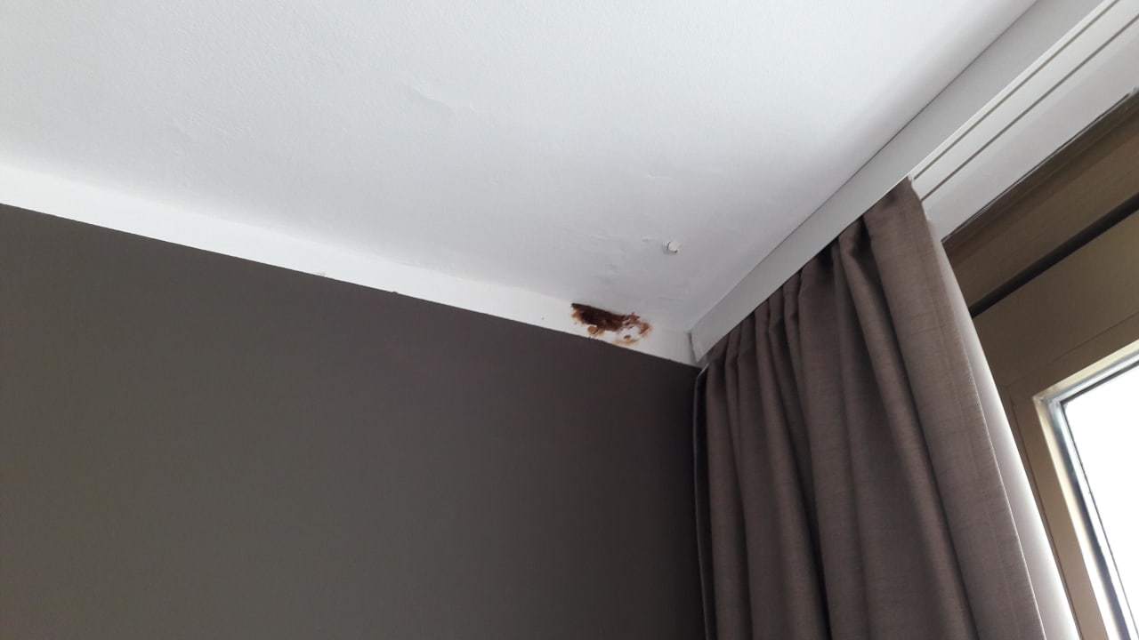 Schimmel oder kaputter Abfluss an der Decke Hotel Excelsior - Liburnia