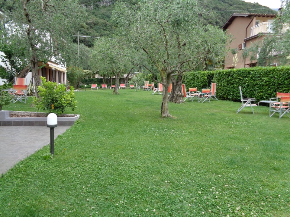 Garten mit Tischen und Liegen Residence Alesi