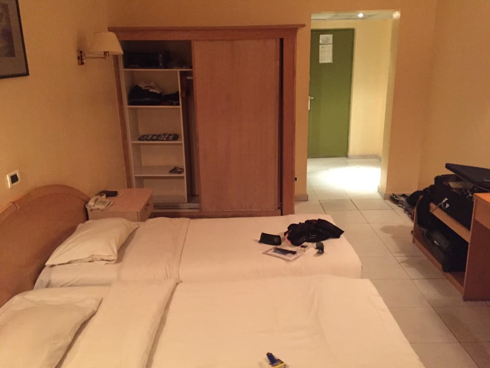 Betten, Schrank, Safe - Blick zum Eingang Ghazala Gardens