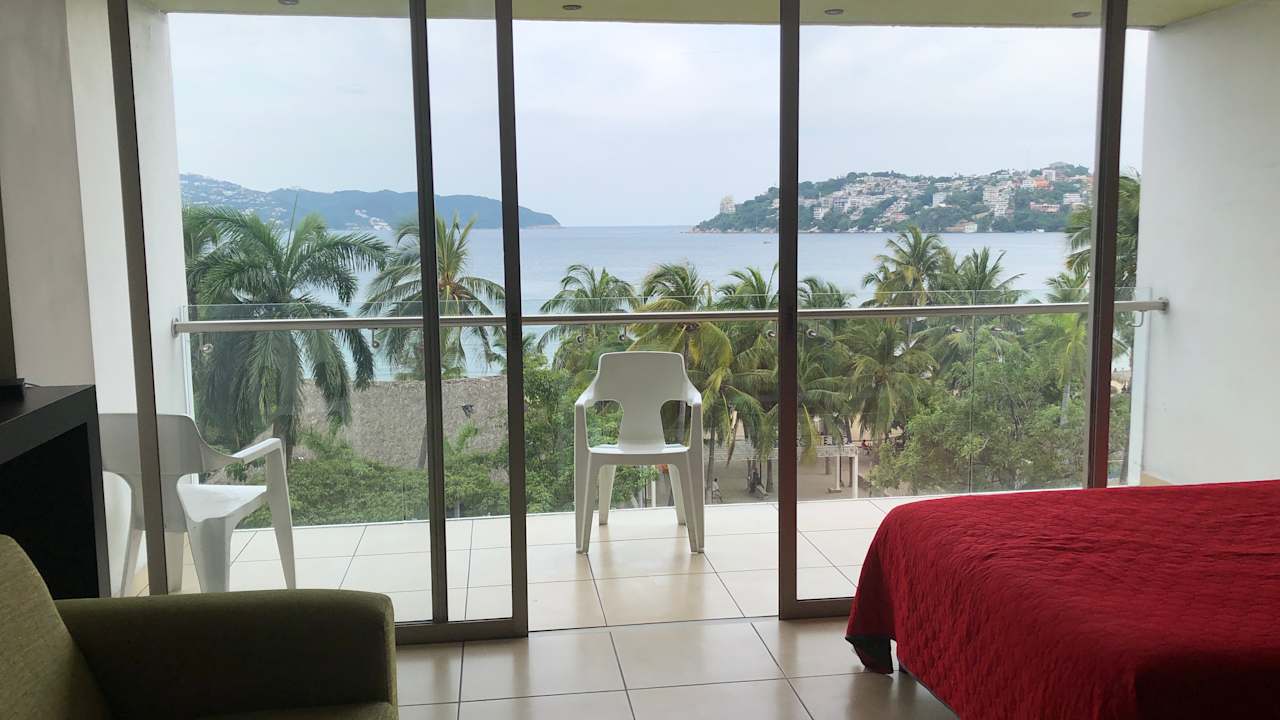 Ausblick Ramada by Wyndham Acapulco Hotel & Suites