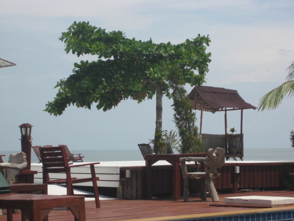 Terrasse vor dem Pool Hotel Nakara Long Beach Resort