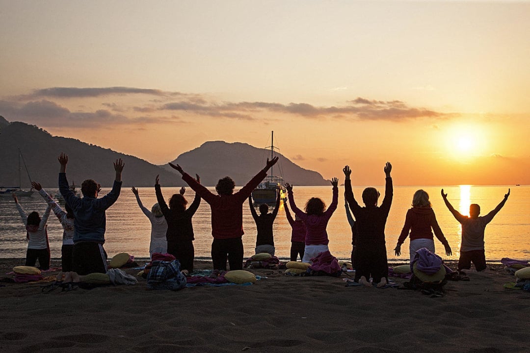 Sonnenaufgangs-Meditation am Strand LYKIA lodge | home of happiness