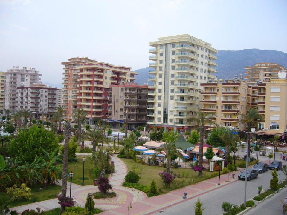 Blick vom Balkon auf die Einkaufsstraße Sun Star Beach Hotel