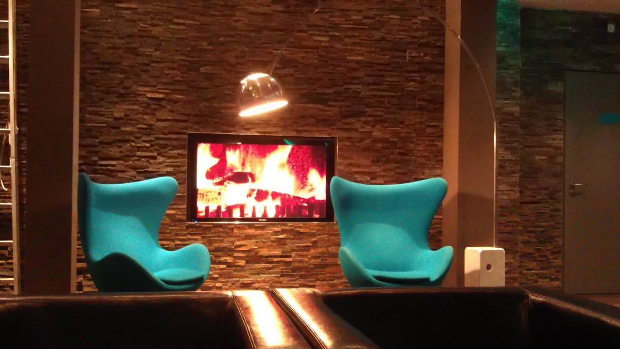 TV Kamin zum Aufwärmen Motel One Berlin Ku'Damm