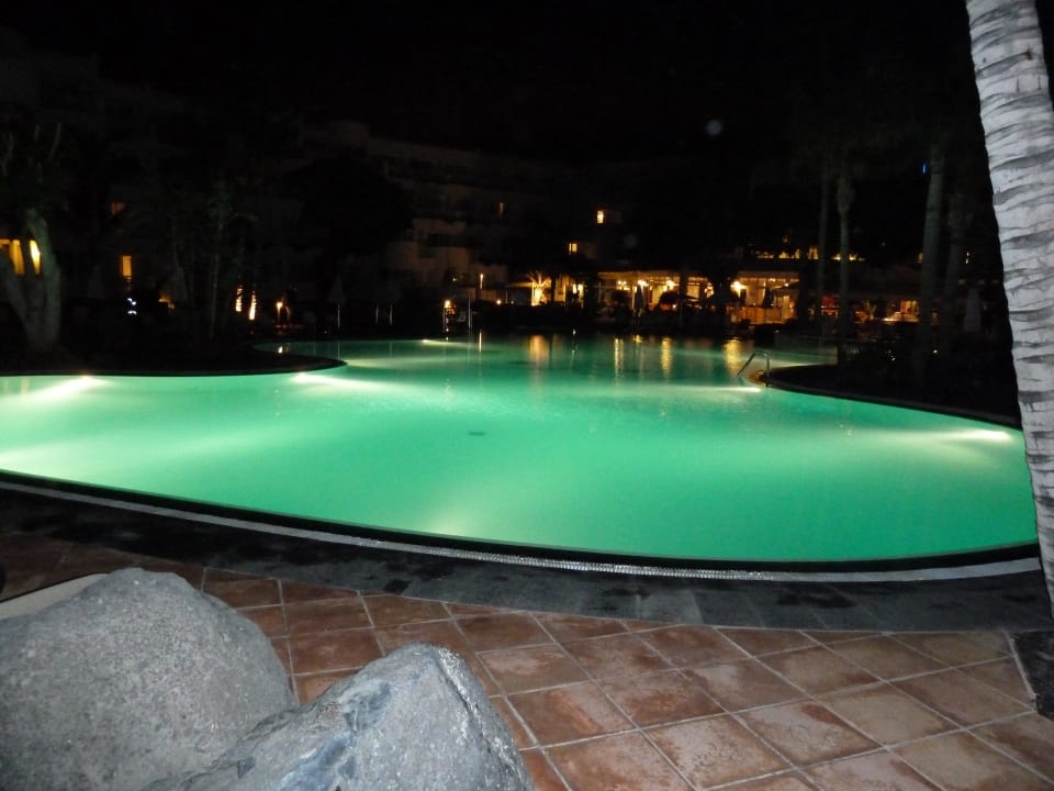 Pool bei Nacht Hipotels La Geria