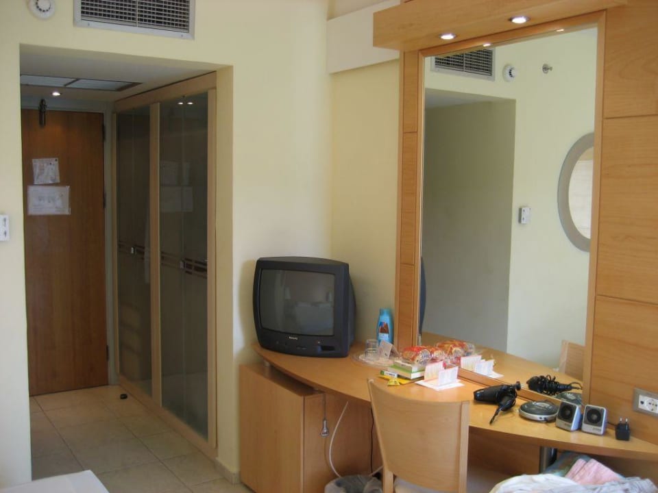 Das Zimmer mit Minibar und TV Hotel Calypso Beach