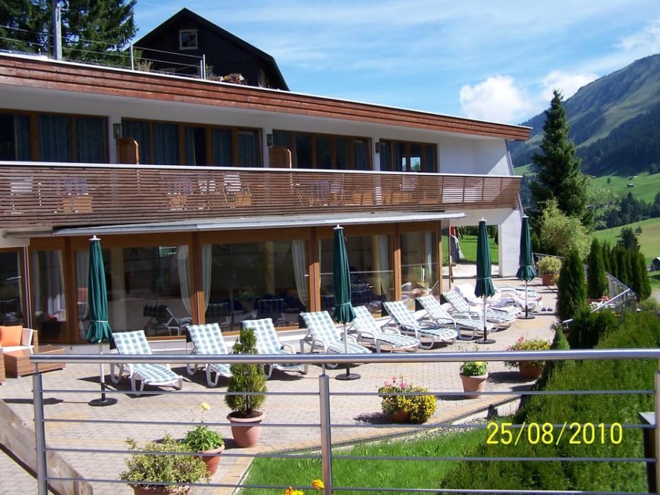 Liegen vor dem Hallenbad Hotel Birkenhöhe