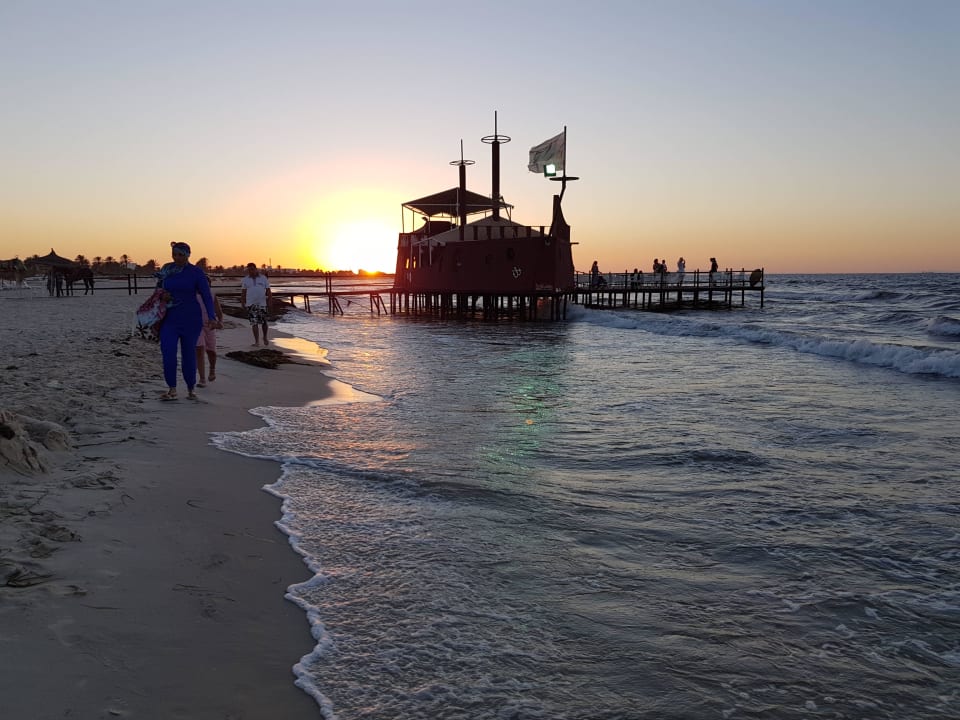 Beim Sonnenuntergang Sahara Beach Aquapark & Resort