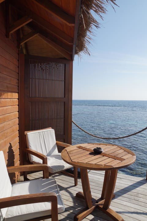 Terrasse mit wunderschönem Blick auf das Riff Mirihi Island Resort
