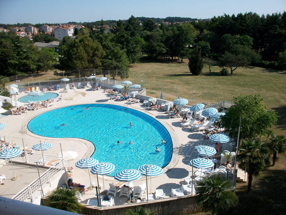 Blick vom Balkon auf Pool und Stadt Valamar Parentino Hotel
