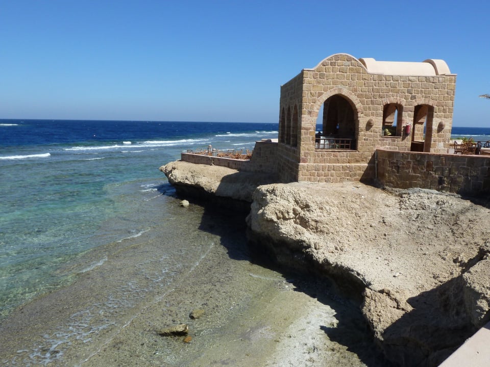 Toller Treffpunkt über den Klippen Mövenpick Resort El Quseir