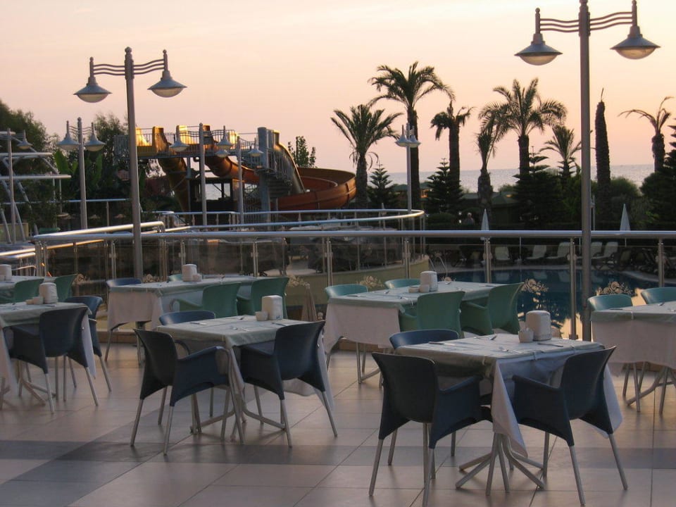 im Hintergrund die Poolanlage Side Sun Hotel
