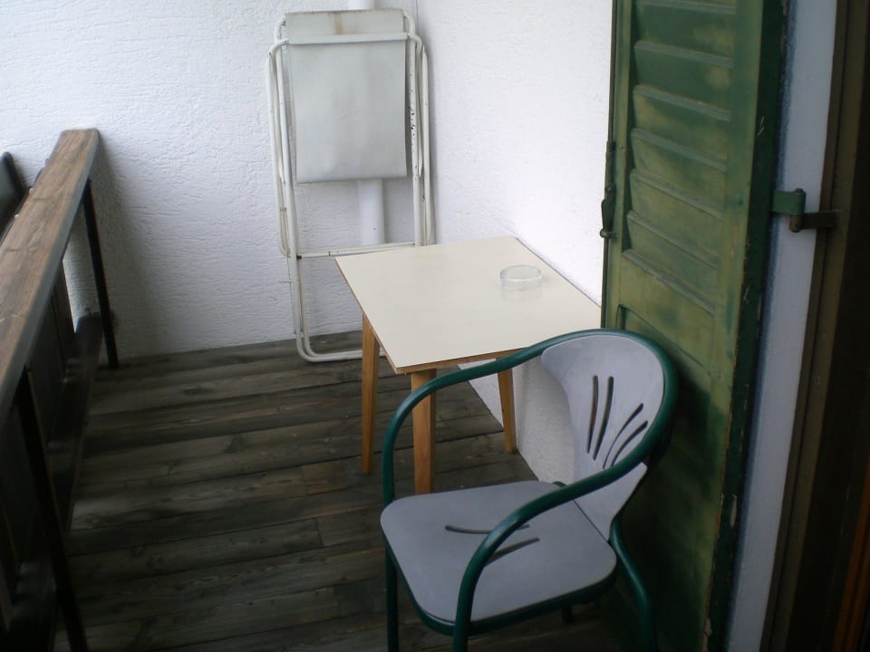 Zimmer 101 alte Balkonmöbel, leider nur 1 Stuhl Hotel Kirchenwirt