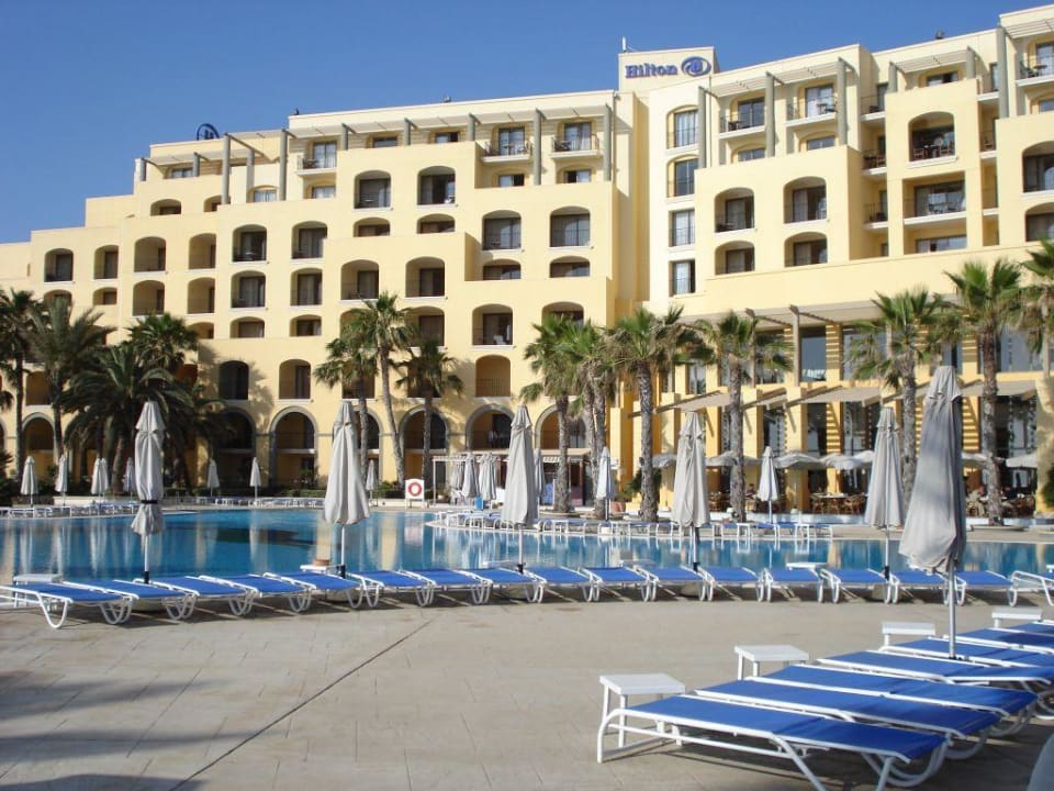 Pool und Hotel Hilton Malta
