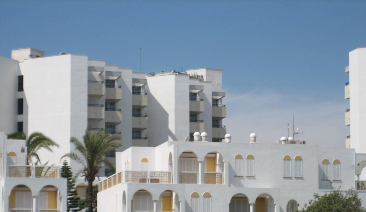 Der hohe Komplex,unser Hotel vom Strand aus Hipotels Bahia Grande