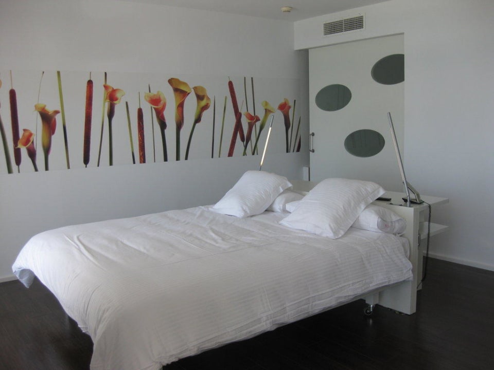 Doppelbett in der Juniorsuite Iberostar Waves Bahia de Palma