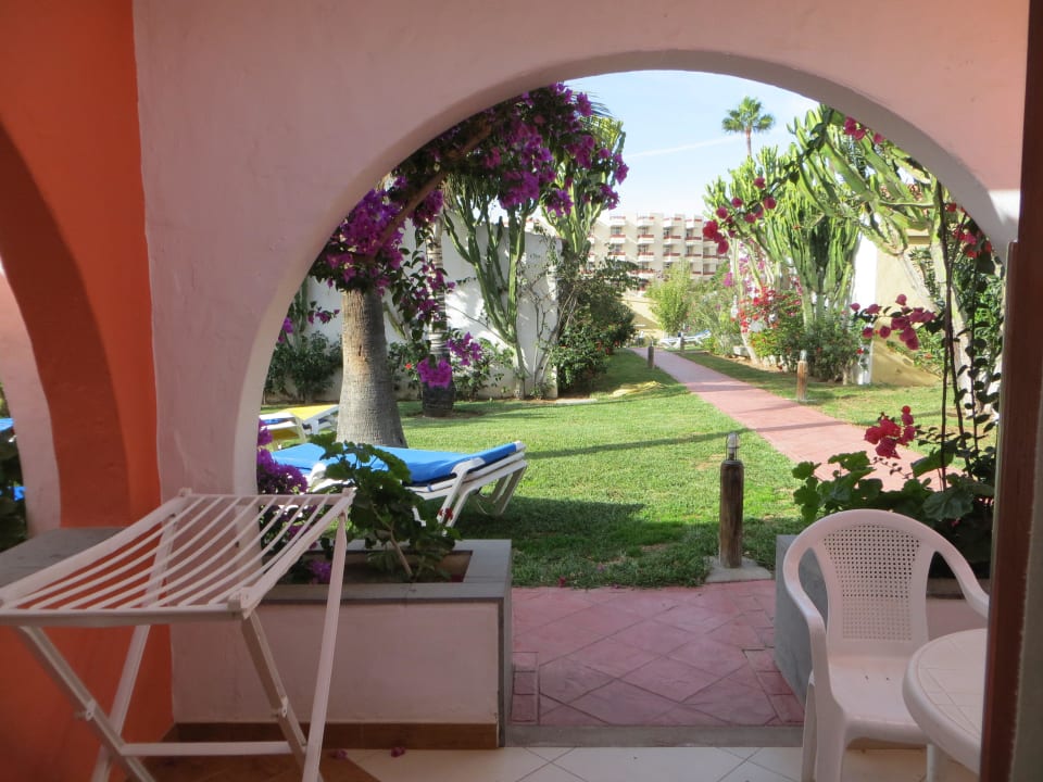 Blick von Bungalow 161 in den topgepflegten Garten HL Miraflor Suites Hotel