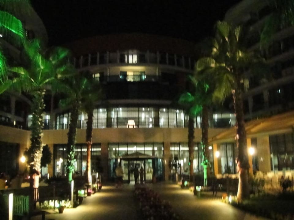 Zugang vom Garten aus bei Nacht Hotel Baia Lara