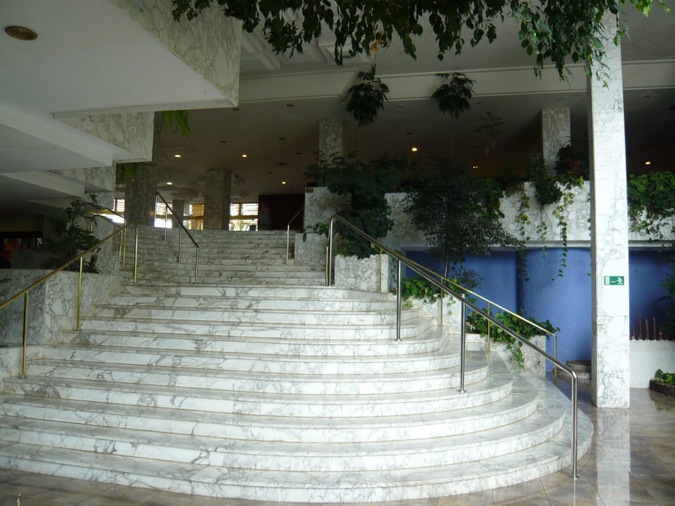 Große Marmortreppe zum Pool und Restaurant Hotel Best Tenerife