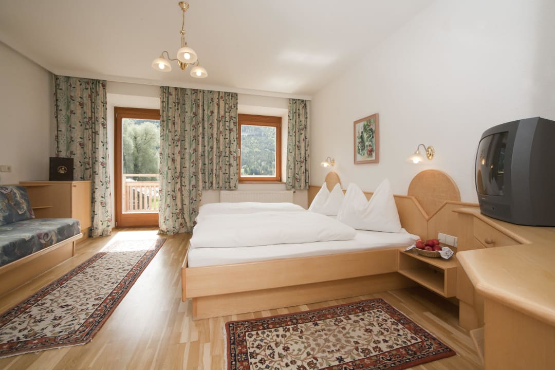 Geräumiges Doppelzimmer Ferienhof Neusacher Moser