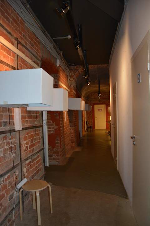 Коридор, справа номера Fabrika Hostel & Gallery