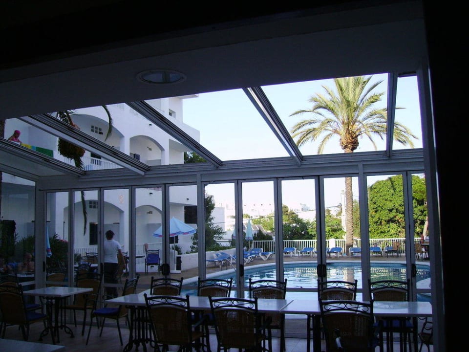 Blick aus dem Bar-Bereich auf den Pool Gavimar Ariel Chico Club & Resort