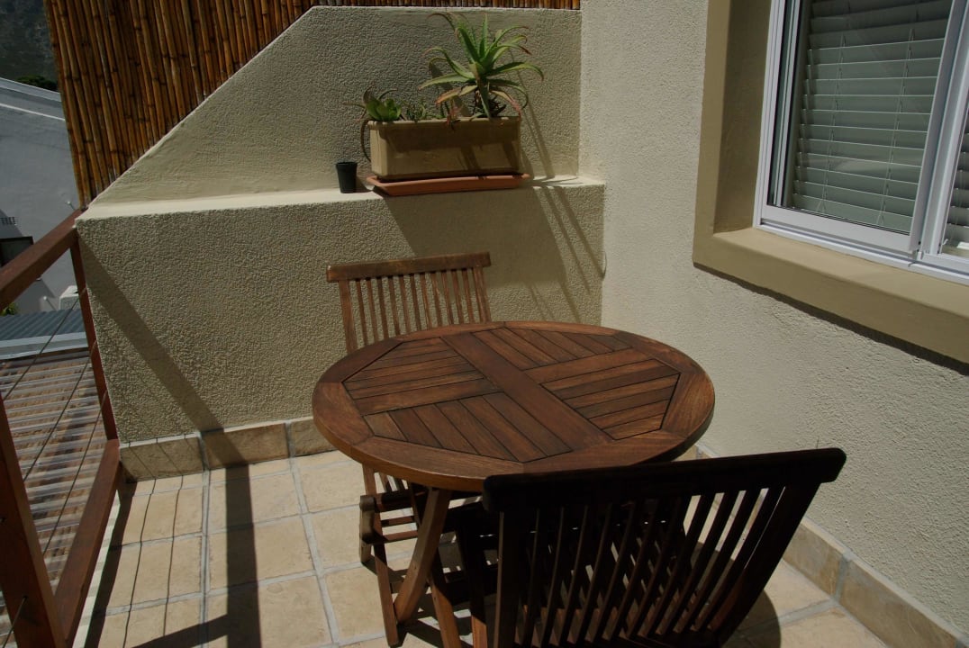 Es gibt schöne Balkone Bamboo Guest House