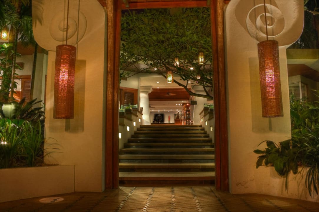 Aufgang zur Lobby vom Pool Avani Pattaya Resort