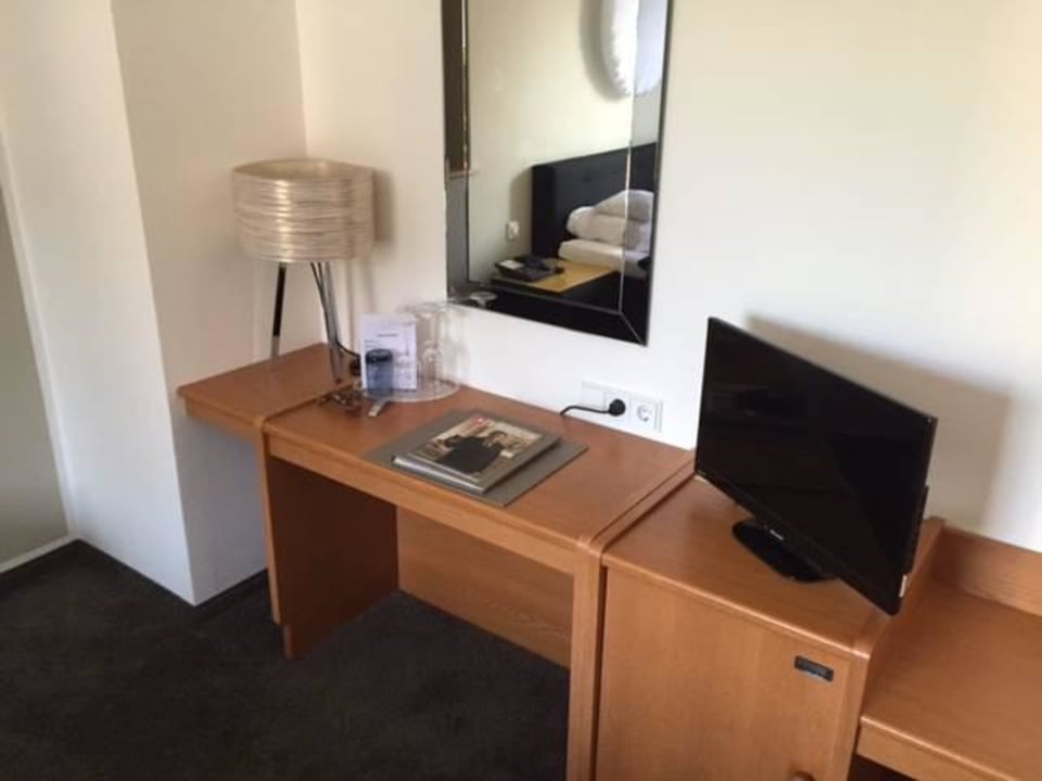 Schreibtisch mit kleinem Flachbild TV und Mini-Bar Schanz Restaurant & Hotel