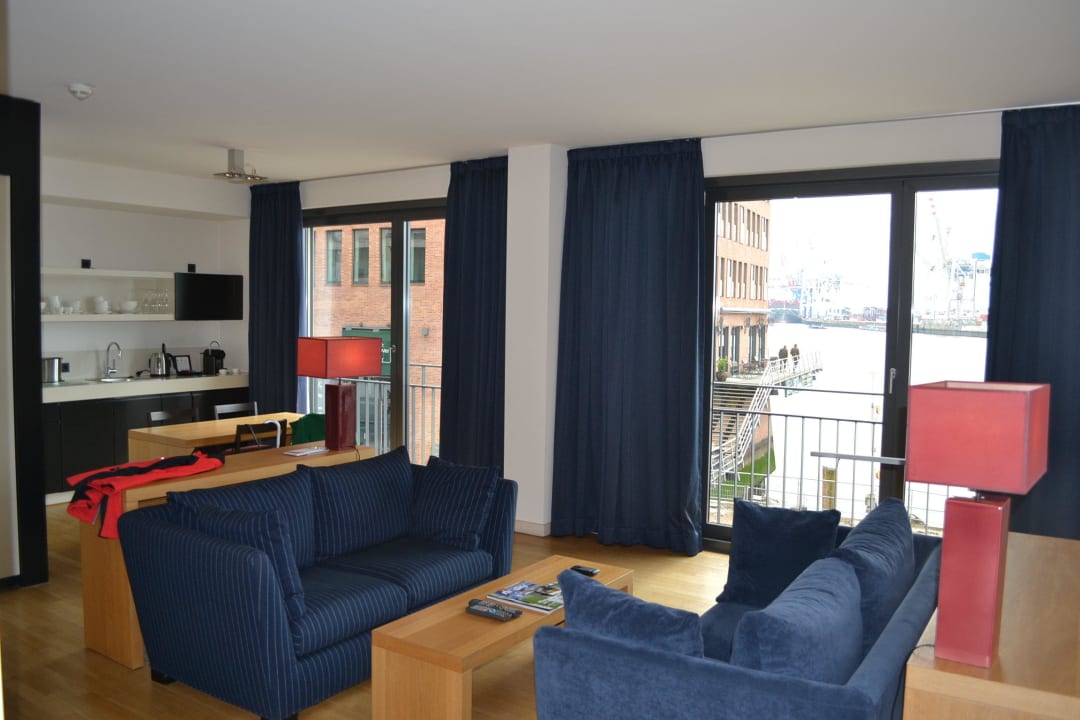 Wohnzimmer u. Essbereich mit Elbblick Clipper Boardinghouse Hamburg-Holzhafen