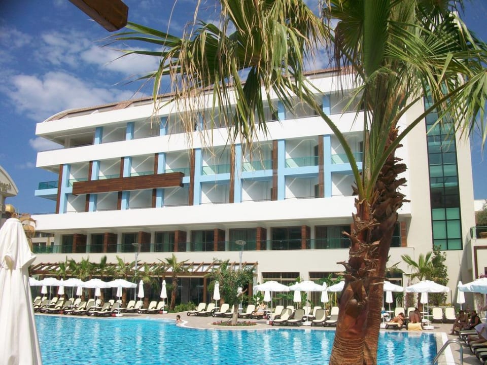 Blick vom Pool auf Haus 3 Port Side Resort Hotel