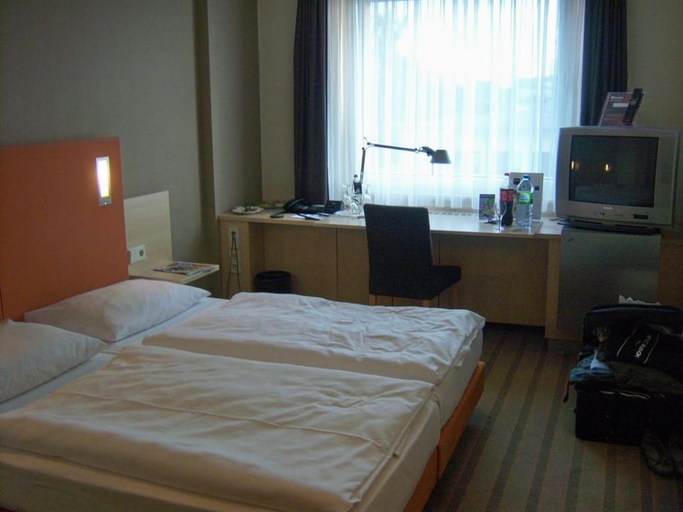 Blick vom Flur in das Zimmer Essential by Dorint Berlin-Adlershof