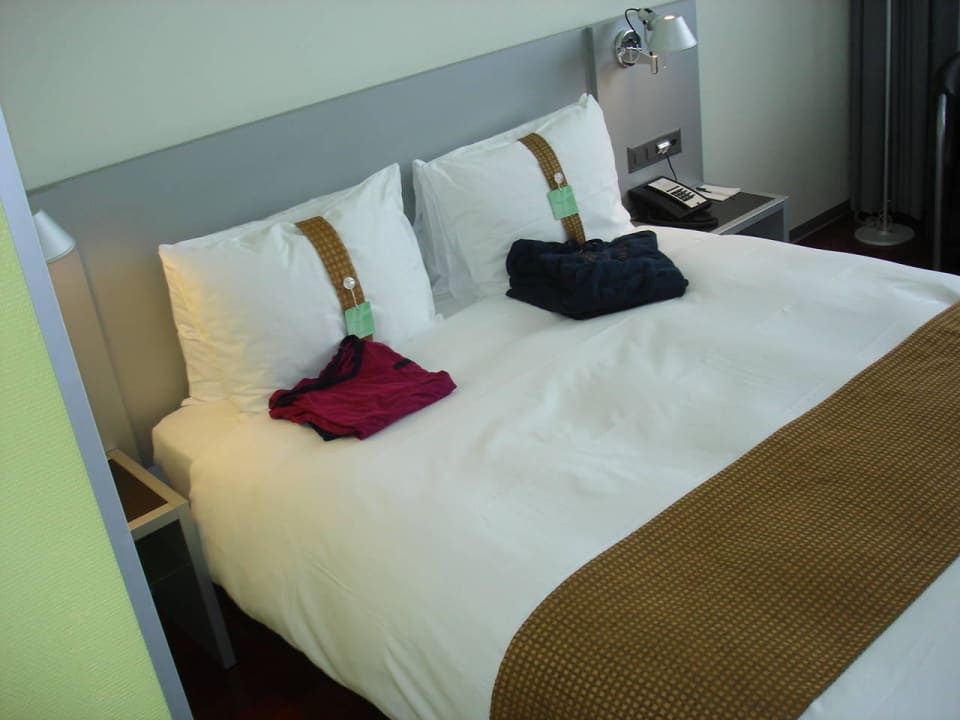 Doppelbett in unserem Zimmer Holiday Inn Bern - Westside