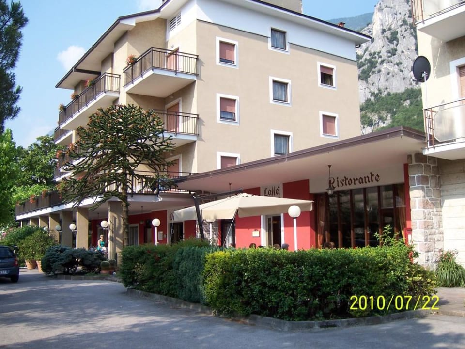 Blick vom Parkplatz auf das Hotel Hotel Daino