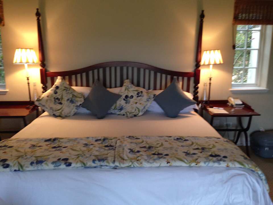 Großes Bett für schöne Nächte Hotel River Bend Country Lodge