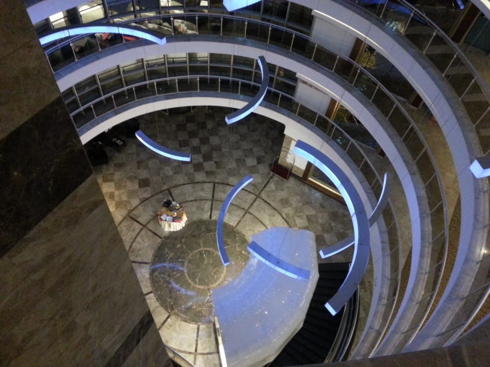 Blick aus der 5. Etage in die Lobby Saturn Palace Resort Hotel