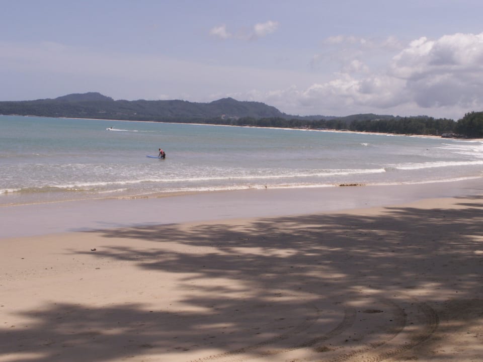 Sonniger Strand bei Ebbe in der Regenzeit Best Western Premier Bangtao Beach Resort & Spa