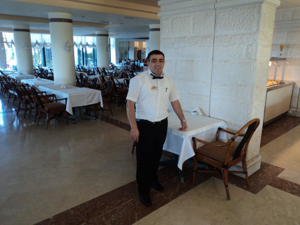 Vedat vom  Service im Restaurant Aska Hotel Just in Beach